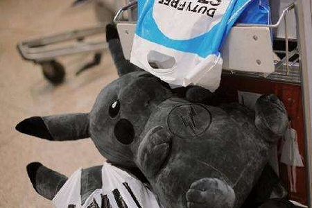 李小璐PGone隔空秀恩爱 大晒同款皮卡丘 前夫贾乃亮不是一般惨