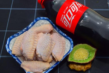 可乐鸡翅怎么烧最好吃？可乐鸡翅的制作方法甜而不腻