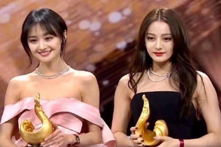 郑爽迪丽热巴罕见同框,双倍美颜暴击是不是很养眼?