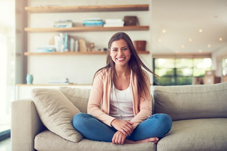 女性熬夜导致白天犯困，缓解办法便是静坐养神