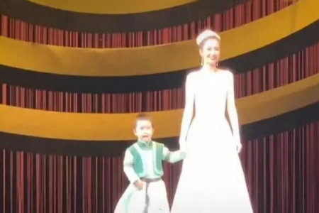 陈思诚携儿子探班佟丽娅力破离婚谣言 朵朵正面曝光像爸爸