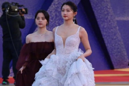 欧阳娜娜拍了关晓彤背,惨遭关晓彤粉丝吐槽“心机婊”