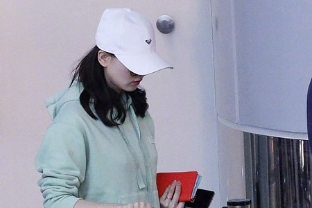 刘诗诗产后罕见现身机场,薄荷绿卫衣清新十足