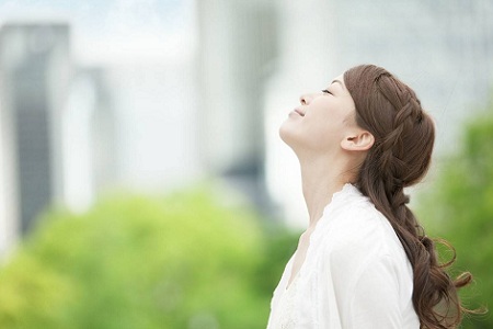 春季女性精气肾气不足，女人想续命就学呼吸方法