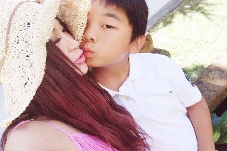 温碧霞晒与养子合照，退出影坛的她皮肤细腻生活十分幸福