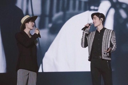 陈情令告别演唱会 王一博骑粉色小摩托车 网友：绝对是故意输