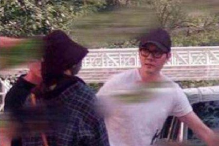 冯绍峰携爱妻赵丽颖同框出镜,机场甜蜜牵手破婚变传闻