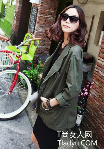 初秋街头风性感Queen