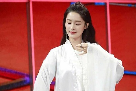 李沁跳水袖舞撩王一博,一颦一笑太妩媚,少年被撩害羞了