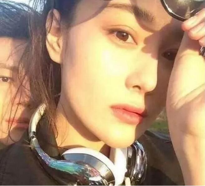 张馨予发旧照怀念李晨