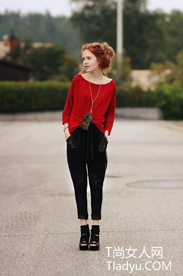 初秋时节 潮人如何巧用亮色搭配吸引眼球