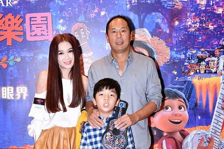 温碧霞晒与养子合照，退出影坛的她皮肤细腻生活十分幸福