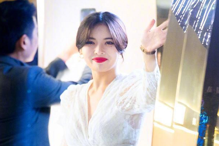 带货一哥李佳琪一姐泫雅罕见同框,泫雅蕾丝上衣尽显性感