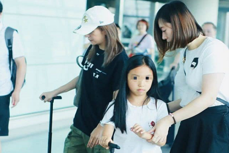 赵薇带小四月到寺庙祈福，连日事业受打击拜佛求转运