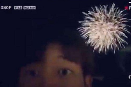 李现拍烟花途中遇尴尬，网友调侃：现男友不太聪明的亚子