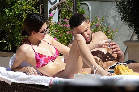 西蒙斯与卡戴珊小妹詹娜甜蜜度假，性感好身材一览无余