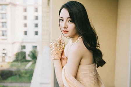 迪丽热巴电影节典礼服装,裸色长裙优雅大方好身材一览无遗