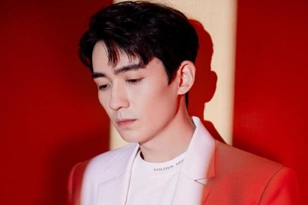 李佳琪朱一龙直播 卖货达人疯狂卖货朱一龙却静坐成画