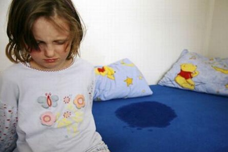 小孩尿床怎么办？这三个方法能有效的改善尿床