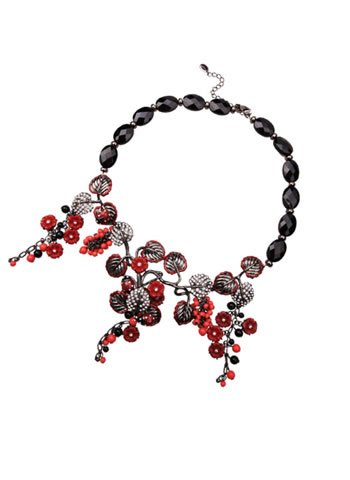 夸张的项链 尽显大家闺秀风范