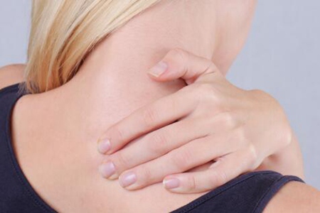 脖子上长痘痘什么原因？这五个因素造成得及时改善