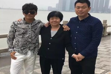 王宝强母亲因病去世,马蓉带女儿开心出去旅游