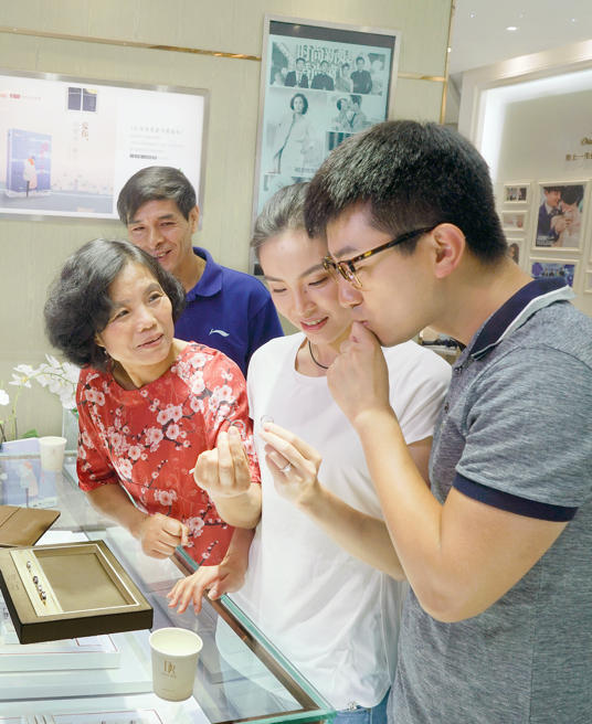 吴敏霞夫妇挑婚戒