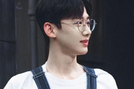 注孤生白敬亭新手机上热搜,爱鞋如命小白解锁新身份