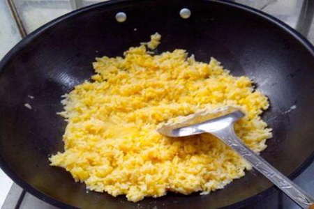 蛋炒饭怎么做好吃,黄金蛋炒饭的做法味美鲜香