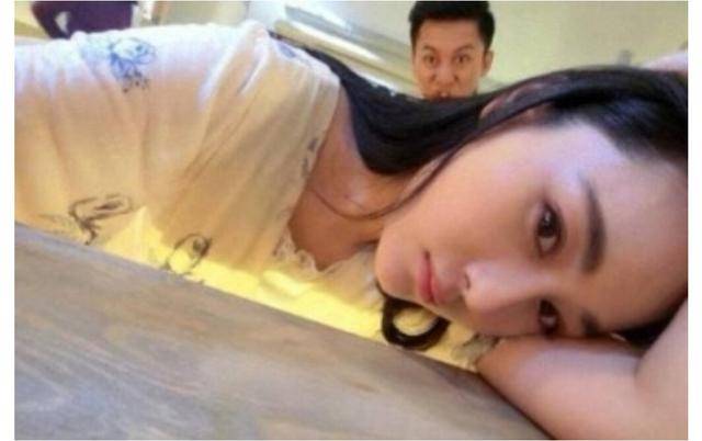 张馨予发旧照怀念李晨