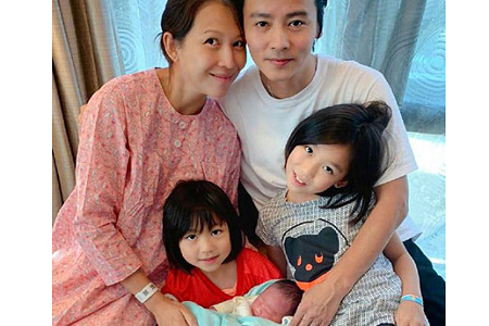 蔡少芬三胎得子,张晋喜提“小情敌”,全家福甜蜜而温馨