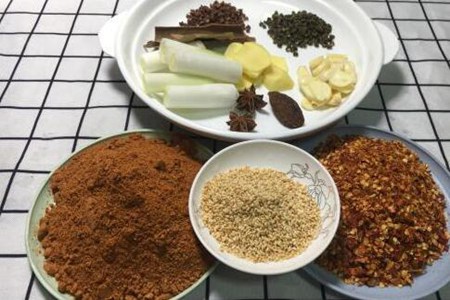 辣椒油怎么做才能又辣又香，这道秘制辣椒油的做法香辣美味