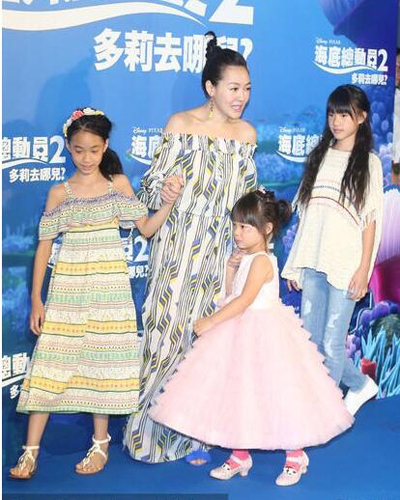 小S带仨女儿亮相最新照片