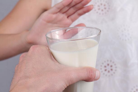 乳糖不耐受的症状有哪些呢?这三个女人乳糖不耐受表现