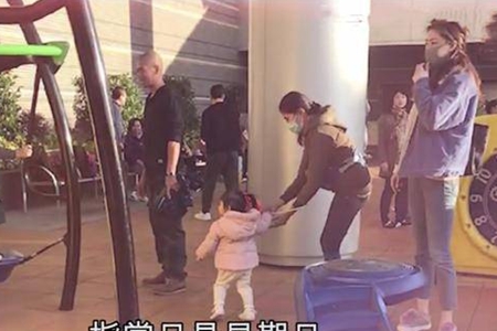 熊黛林夫妇带女儿游玩,果然软萌女儿是爸爸的贴心小棉袄