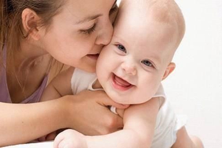 如何避免宝宝吐奶?发生呛奶时就该这么做