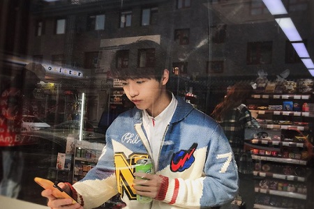 陆羽毛衣蓝孩出街 “茶系少年”如秋日暖意