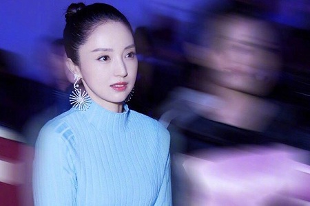 董璇3岁女儿走秀引热议,目光有神被赞最美星二代