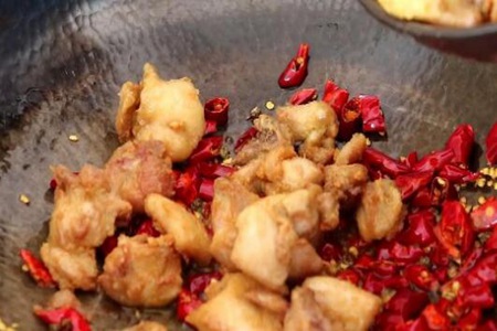 年夜饭辣子鸡怎么炒才好吃？辣子鸡的制作方法及步骤