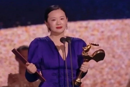 天长地久大型宠儿现场，影帝王景春影后咏梅把奖杯传给王源