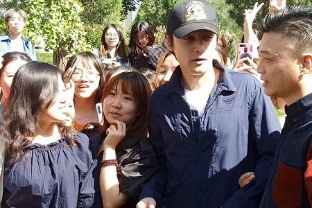 胡歌现身中国传媒与崔永元吃面,一身工装打扮十分接地气
