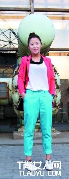 北京街头 五彩明艳装扮抢镜街头时尚