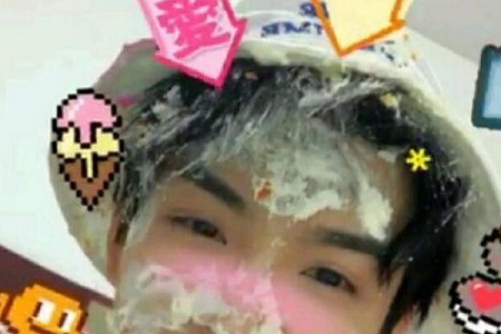 蓝追思郑繁星直播摔倒,生日蛋糕糊一脸十分可爱