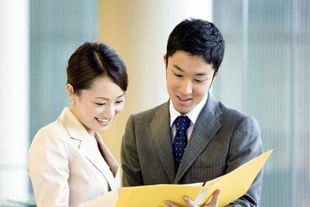 /></p><p> 因此在寒冷的冬季里,我们若能够喝上一碗热腾腾的米粥,除了非常治愈外,也是极其养生的。而对我们的而言,也有利而无害。所以那些枸杞、山药、莲子、红豆、绿豆、黑豆、核桃仁等食材,大家想要吃什么便可以往粥中添加什么,既方便也养人,一举多得。</p><p> 此外冬季中除了需要食补外,实际上温补也是非常重要的,特别是那些湿热、气郁、血瘀体质的人,因为这类人是特别容易在暖气、小太阳的攻击之下而让机体受凉。</p><p> 小编记得《素问》这一书中,对此就讲述了在冬季里要如何进行养阴,所以在此小编就提醒大家在冬季潜藏温补阳的时候,也要顾及津液的呵护。若大家在这个时间段不注意的话,那么就容易导致自己在这个时间段里发生流鼻血、感冒、口舌生疮等情况。</p><p> 所以热性体质的人就不能只光吃肉喝酒,实际上也需要适当的来一些清润的食疗,只有这样才能够帮助我们的身体更好的养胃养肺,所以小编就给大家推荐一下张锡纯老先生所提供的一款食疗方子,譬如珠玉二宝粥。</p><img src=