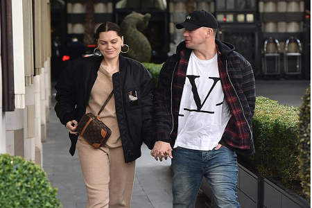 结石姐钱老板分手,次元壁没被打破?难道她又交女朋友了?