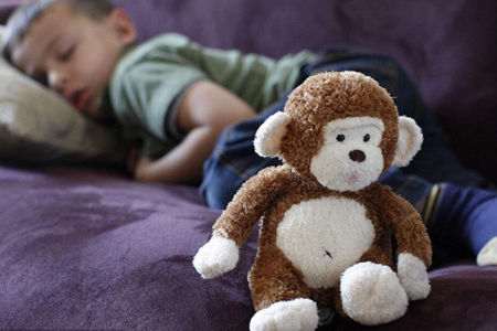 为什么小孩晚上睡着老蹬被子?有可能是这个几个原因造成的