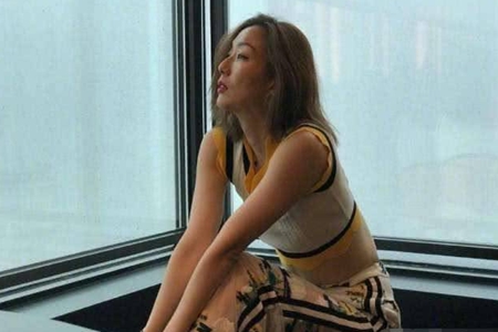 郑秀文晒腹肌照引人羡慕,十年不吃美食48岁抑郁重生