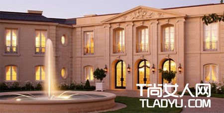 整座建筑围绕着中央入口院落,将其三面环抱。北侧为大型娱乐活动而设计,设有舞厅、正式餐厅、家庭影院、酒窖、休闲健身房,南侧建筑则囊括了家庭起居室和卧室套房。 整座建筑围绕着中央入口院落,将其三面环抱。北侧为大型娱乐活动而设计,设有舞厅、正式餐厅、家庭影院、酒窖、休闲健身房,南侧建筑则囊括了家庭起居室和卧室套房。