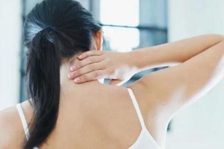 颈椎病会引起哪些不适症状?这五个并发症一个比一个严重