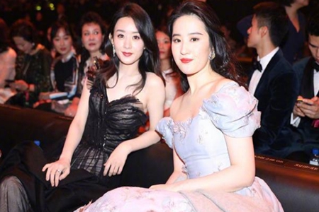 微博之夜刘亦菲赵丽颖同框，谁气质更好一目了然